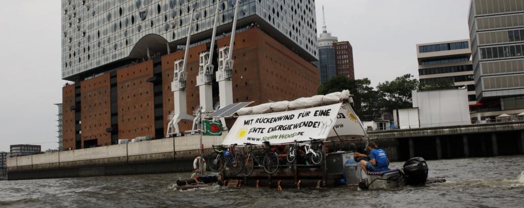 ROBIN WOOD-Floß für die Energiewende vor der Elbphilharmonie Hamburg, 13.8.21 (Foto: ROBIN WOOD / Moritz Heck) ROBIN WOOD-Floß für die Energiewende vor der Elbphilharmonie Hamburg, 13.8.21 (Foto: ROBIN WOOD / Moritz Heck)