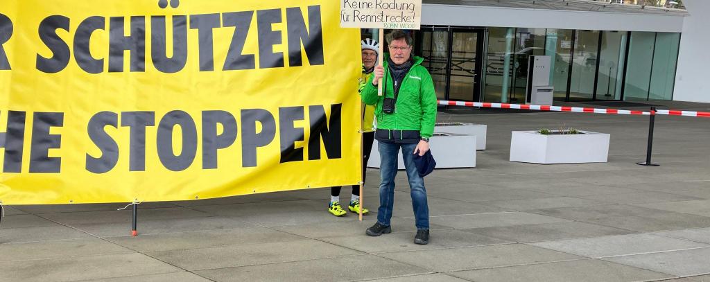 ROBIN WOOD Gelbes großes Banner mit einigen Menschen