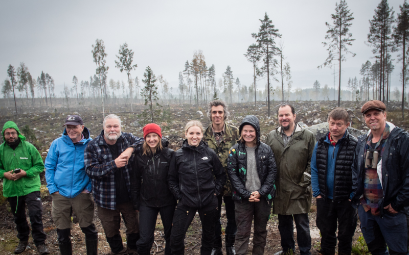 Aktionsgruppe auf den Kahlschlagflächen bei Sundsvall mit Vertreter*innen der Sámi, von der NGO Protect the Forest und ROBIN WOOD und mit Vertreter*innen von Unternehmen, die FSC zertifizierte Rohstoffe aus Schweden beziehen.